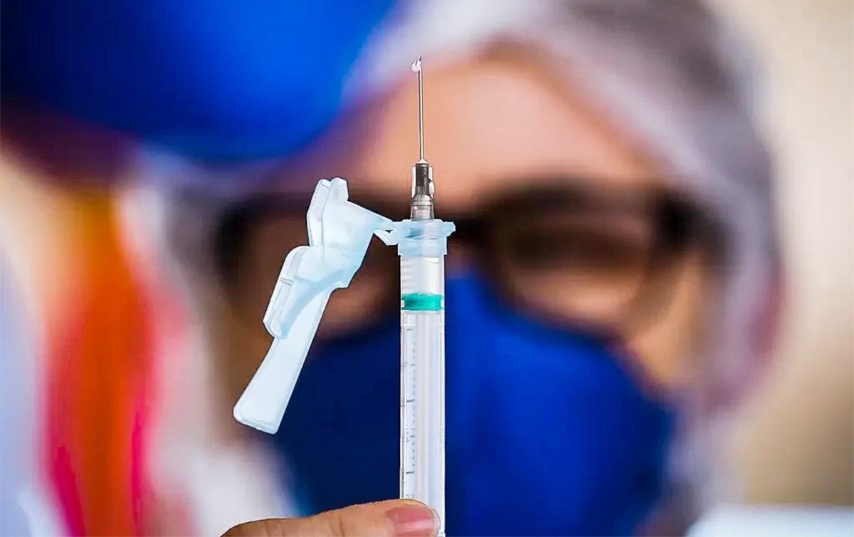 Covid: média de casos e mortes segue tendência de queda